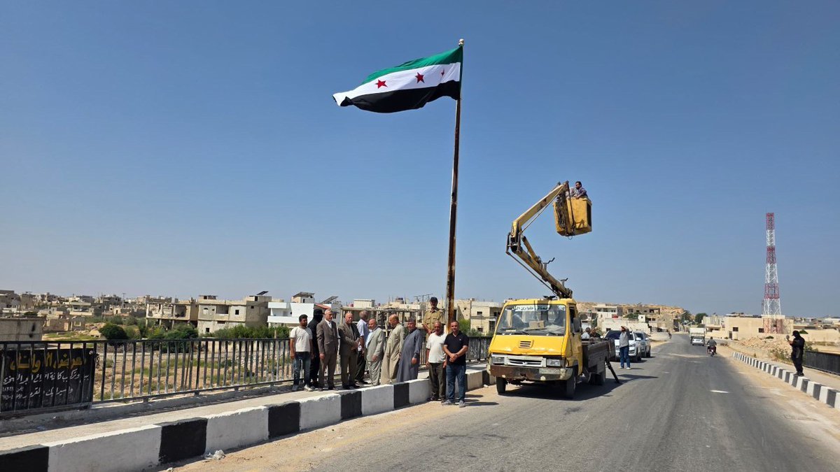 رفع العلم السوري على جسر مورك